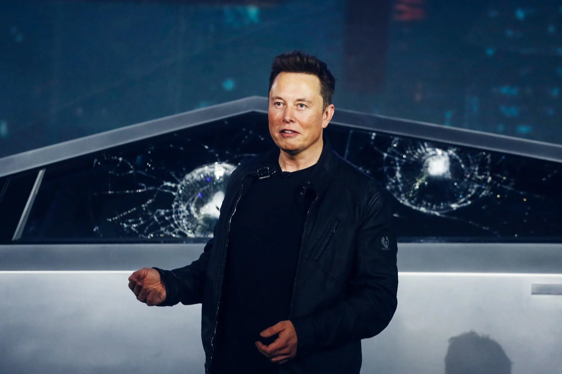 Tesla Cybertruck i długa wycieraczka