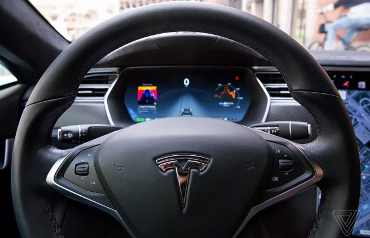 Tesla zabiera głos w sprawie śmiertelnego wypadku bez kierowcy